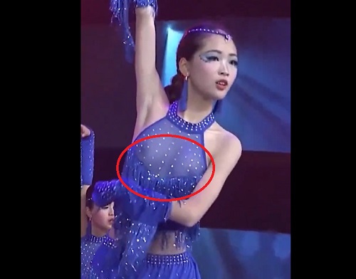 乳首ポロリ動画