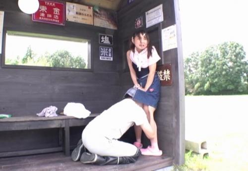 日焼け跡が残るロ○ータ美少女バス停わいせつ映像